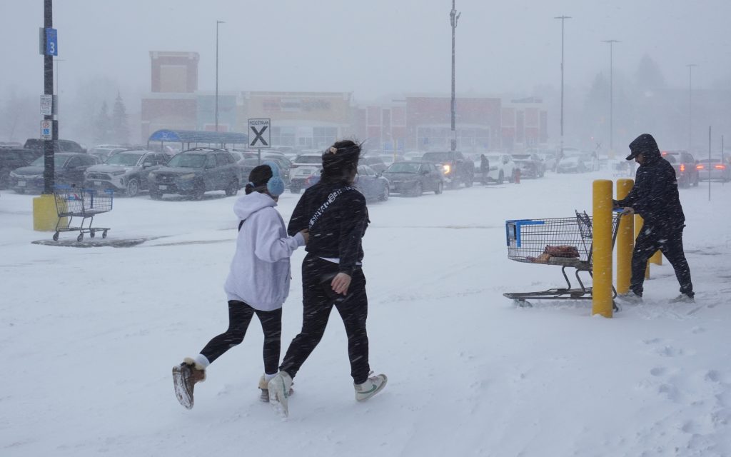 Boxing Day draws shoppers despite poor weather in Toronto, much of Ontario