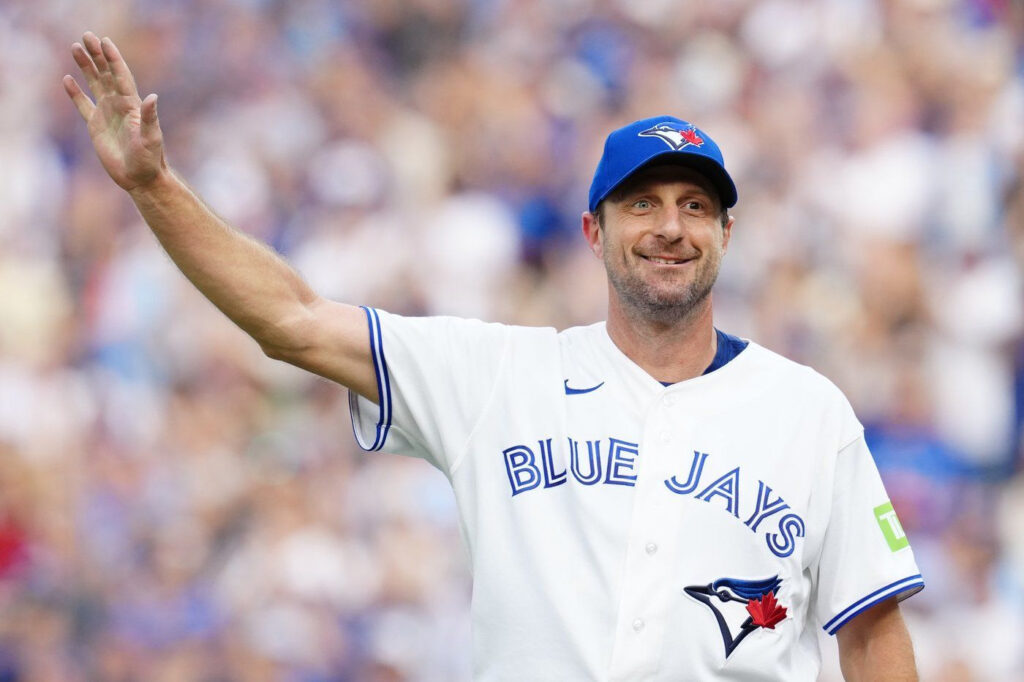 Blue Jays cap disappointing season with a win over Reds